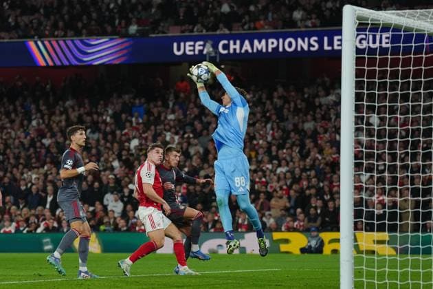Viktor Gyökeres of Arsenal runs into Costinha of Olympiakos Arsenal v Olympiakos, UEFA Champions League, Group Stage, Football, Emirates Stadium, London, UK - 01 Oct 2025London Emirates Stadium United Kingdom EDITORIAL USE ONLY No use with unauthorised audio, video, data, fixture lists, club league logos or live services. Online in-match use limited to 120 images, no video emulation. No use in betting, games or single club league player publications. Copyright: xJoexToth Shutterstockx 15504044ab