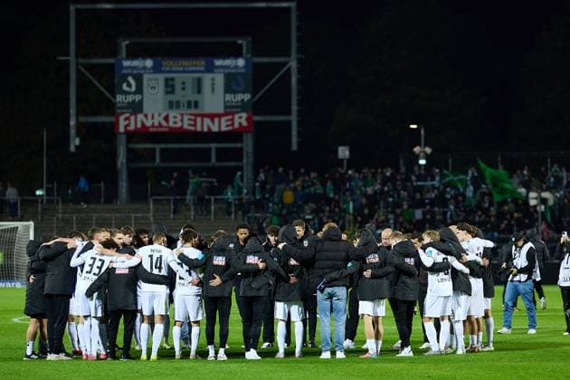SSV Ulm 1846 players circle after the end of the match in front of the scoreboard with the 5 1 final score GER, SSV Ulm 1846 vs 1 FC Schweinfurt , Soccer, Men, 3 League, Matchday 9, Season 2025 2026, 30 09 2025 GER, SSV Ulm 1846 vs 1 FC Schweinfurt , Soccer, Men, 3 League, Matchday 9, Season 2025 2026, 30 09 2025 Ulm Copyright: xEibner-Pressefoto GeraldxOelze-dexStoppanyx EP_ODS