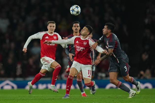 Gabriel Martinelli of Arsenal and Francisco Ortega of Olympiakos Arsenal v Olympiakos, UEFA Champions League, Group Stage, Football, Emirates Stadium, London, UK - 01 Oct 2025London Emirates Stadium United Kingdom EDITORIAL USE ONLY No use with unauthorised audio, video, data, fixture lists, club league logos or live services. Online in-match use limited to 120 images, no video emulation. No use in betting, games or single club league player publications. Copyright: xJoexToth Shutterstockx 15504044ae