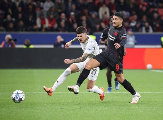 v l Dennis Man PSV Eindhoven 27 , Ezequiel Fernandez Bayer Leverkusen, 06 GER, Bayer 04 Leverkusen vs PSV Eindhoven, Football, Champions League, Matchday 2, Season 2025 2026, 01 10 2025 DFL DFB REGULATIONS PROHIBIT ANY USE OF PHOTOGRAPHS as IMAGE SEQUENCES and or QUASI VIDEO GER, Bayer 04 Leverkusen vs PSV Eindhoven, Football, Champions League, Matchday 2, Season 2025 2026, 01 10 2025 Leverkusen Copyright: xEibner-Pressefotox xThomasxStoeckerx EP_TSR