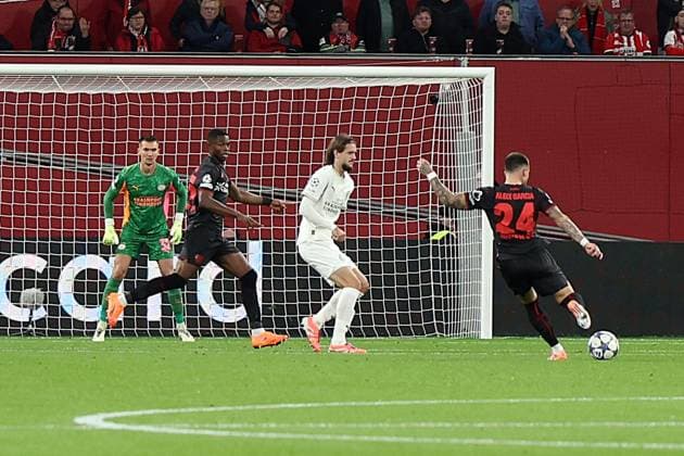 01 10 2025, xrekx, Football UEFA Champions League, Bayer 04 Leverkusen PSV Eindhoven v l Matej Kovar PSV Eindhoven Goal Shot Aleix Garcia Bayer 04 Leverkusen DFL DFB REGULATIONS PROHIBIT ANY USE OF PHOTOGRAPHS as IMAGE SEQUENCES and or QUASI VIDEO Leverkusen