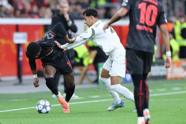GER, UEFA CL, matchday 2, league phase, Bayer 04 Leverkusen GER vs PSV Eindhoven NED , 01 10 2025, BayArena, Leverkusen, GER, UEFA CL, matchday 2, league phase, Bayer 04 Leverkusen GER vs PSV Eindhoven NED , , pictured Anass Salah Eddine PSV Endhoven 2 , foul against Alex Tape Leverkusen 16 , nordphotoxGmbHx xMeuter nph00351