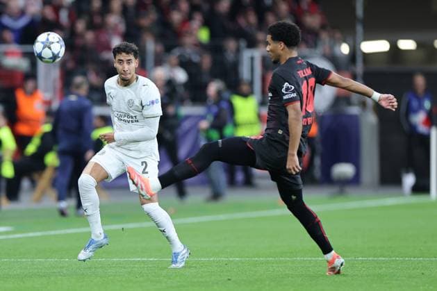 GER, UEFA CL, match day 2, league phase, Bayer 04 Leverkusen GER vs PSV Eindhoven NED , 01 10 2025, BayArena, Leverkusen, GER, UEFA CL, match day 2, league phase, Bayer 04 Leverkusen GER vs PSV Eindhoven NED , , in the picture Paul Wanner PSV Endhoven 10 , in a duel against Malik Tillmann Leverkusen 10 , nordphotoxGmbHx xMeuter nph00351
