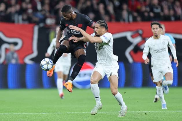 GER, UEFA CL, match day 2, league phase, Bayer 04 Leverkusen GER vs PSV Eindhoven NED , 01 10 2025, BayArena, Leverkusen, GER, UEFA CL, match day 2, league phase, Bayer 04 Leverkusen GER vs PSV Eindhoven NED , , pictured Christian Kofane Leverkusen 35 , in a duel against Armando Obispo PSV Endhoven 4 , nordphotoxGmbHx xMeuter nph00351