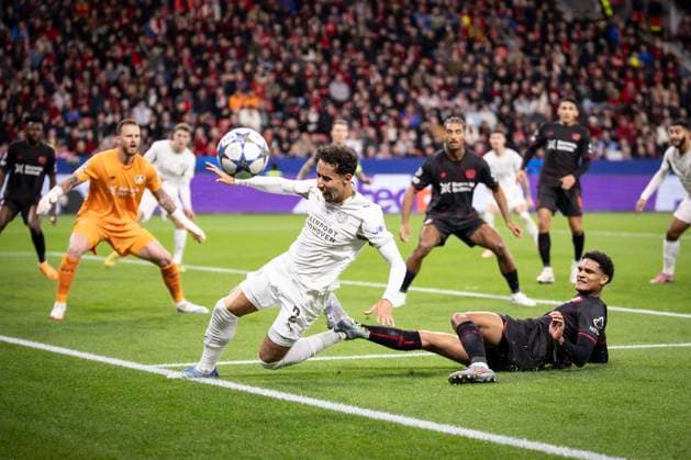 UEFA Champions League, Bayer 04 Leverkusen PSV Eindhoven 01 10 2025 Jarell Quansah Bayer 04 Leverkusen, 4 stalks Anass Salah Eddine PSV Eindhoven, 2 fair UEFA Champions League, Bayer 04 Leverkusen PSV Eindhoven, matchday 2 on 01 10 2025 at BayArena in Leverkusen Copyright: xBEAUTIFULxSPORTS AxelxKohringx