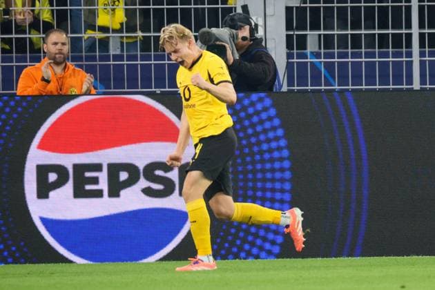 01 10 2025, xfanx, Football UEFA Champions League, Borussia Dortmund Athletic Bilbao v l Goalscorer Daniel Svensson BVB scores the goal to make it 1 0 for Borussia Dortmund and cheers DFL DFB REGULATIONS PROHIBIT ANY USE OF PHOTOGRAPHS as IMAGE SEQUENCES and or QUASI VIDEO Dortmund mfan