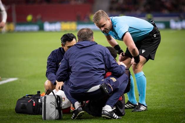 UEFA Champions League, Bayer 04 Leverkusen PSV Eindhoven 01 10 2025 Referee Glenn Nyberg Sweden is with the team around the injured Axel Tape Bayer 04 Leverkusen, 16 UEFA Champions League, Bayer 04 Leverkusen PSV Eindhoven, Matchday 2 on 01 10 2025 at the BayArena in Leverkusen Copyright: xBEAUTIFULxSPORTS AxelxKohringx