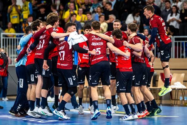 DHB Pokal 2025 26 2nd round Rhein Neckar Löwen vs SG Flensburg Handewitt 01 10 2025 Niclas Kirkelokke 5 SGFH , Marko Grgic 17 SGFH , Blaz Blagotinsek 43 SGFH , Lukas Jorgensen 25 SGFH , Emil Jakobsen 31 SGFH and Benjamin Buric 1 SGFH cheer together DHB Pokal 2025 26 2nd round Rhein Neckar Löwen vs SG Flensburg Handewitt at the SNP Dome in Heidelberg Copyright: xBEAUTIFULxSPORTS Gelhardtx