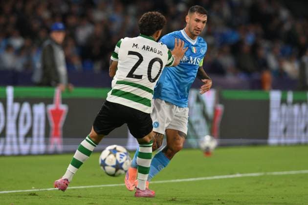 Matteo Politano of SSC Napoli under pressure from Maximiliano Araujo of Sporting CL during the match of Uefa Champions League between S.S.C. Napoli and Sporting CL at the Maradona Stadium on Oct 1, 2025 in Naples, Italy. during SSC Napoli vs Sporting CP, UEFA Champions League football match in Naples, Italy, October 01 2025  Copyright: xRobertoxRamaccia IPAxSportx xipa-agency.netx xx IPA_66020835 IPA_Agency_IPA66020835