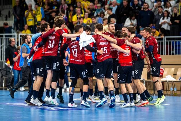 DHB Pokal 2025 26 2nd round Rhein Neckar Löwen vs SG Flensburg Handewitt 01 10 2025 Lukas Jorgensen 25 SGFH , Marko Grgic 17 SGFH , Lasse Moller 64 SGFH , Emil Jakobsen 31 SGFH , Blaz Blagotinsek 43 SGFH , Niclas Kirkelokke 5 SGFH and Kent Robin Tonnesen 23 SGFH cheer together DHB Pokal 2025 26 2nd round Rhein Neckar Löwen vs SG Flensburg Handewitt at the SNP Dome in Heidelberg Copyright: xBEAUTIFULxSPORTS Gelhardtx