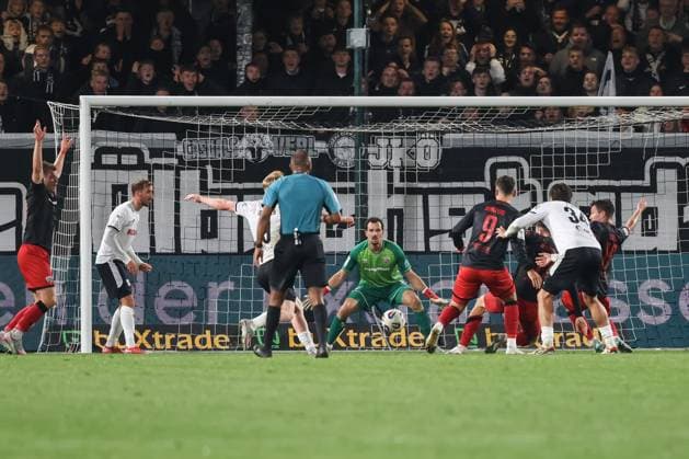 3 Liga SC Verl FC Ingolstadt 04 Goalkeeper Kai Eisele 25, FCI holds the ball Mads Borchers 9, FCI Otto Fynn 34 Verl Arweiler Jonas 9 Verl 3 Liga FC Ingolstadt 04 Season 2025 2026 SC Verl