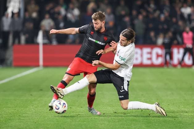 3 Liga SC Verl FC Ingolstadt 04 duel Battle for the ball Yannick Deichmann 20, FCI Stark Julian 7 Verl 3 Liga FC Ingolstadt 04 Season 2025 2026 SC Verl