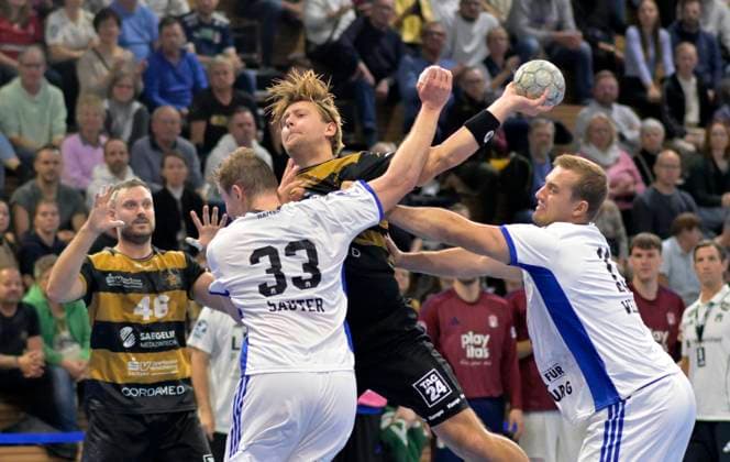 01 10 2025, Dresdens Viktor Petersen Norberg in the Hamburg pincers, lks Moritz Sauter, HC Elbflorenz Dresden HSV Hamburg, Handball, DHB Pokal, HC Elbflorenz Dresden VfL Lübeck Schwartau, c Dresden