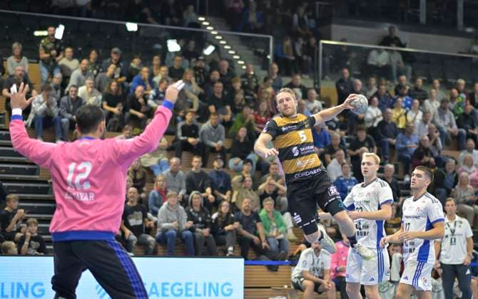 01 10 2025, Dresdens Lukas Wucherpfennig fails here against Hamburgs Mohamed El Tayar, HC Elbflorenz Dresden HSV Hamburg, Handball, DHB Pokal, HC Elbflorenz Dresden VfL Lübeck Schwartau, c Dresden
