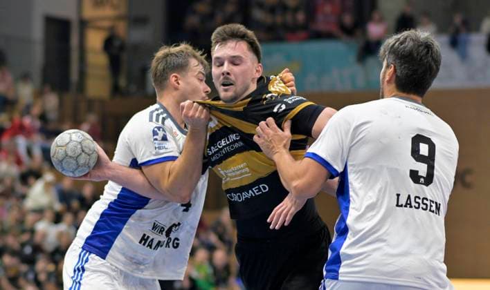 01 10 2025, Dresdens Timo Löser against the Hamburg defense, HC Elbflorenz Dresden HSV Hamburg, Handball, DHB Pokal, HC Elbflorenz Dresden VfL Lübeck Schwartau, c Dresden