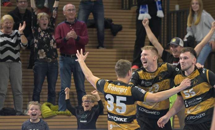 01 10 2025, Dresden victory, Jannik Dutschke, Ivar Stvast and scorer Timo Löser, re , HC Elbflorenz Dresden HSV Hamburg, Handball, DHB Pokal, HC Elbflorenz Dresden VfL Lübeck Schwartau, c Dresden