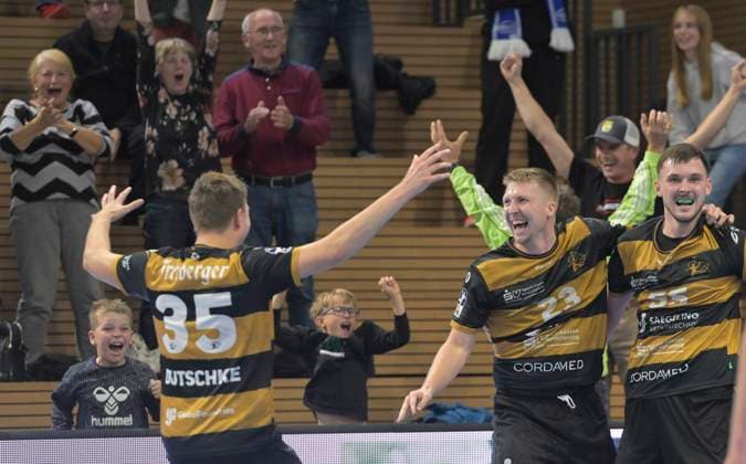 01 10 2025, Dresden victory, Jannik Dutschke, Ivar Stvast and scorer Timo Löser, re , HC Elbflorenz Dresden HSV Hamburg, Handball, DHB Pokal, HC Elbflorenz Dresden VfL Lübeck Schwartau, c Dresden