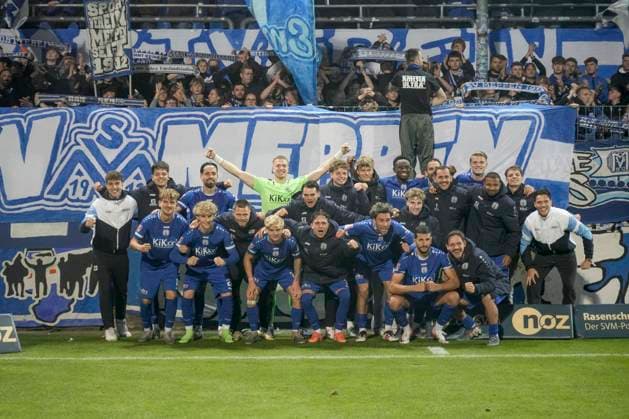 01 10 2025, Hänsch Arena, Meppen, GER, Regionalliga Nord, Matchday 12 SV Meppen vs HSC Hannover, SVM team celebrating after the 6 0 match DFL REGULATIONS PROHIBIT ANY USE OF PHOTOGRAPHS AS IMAGE SEQUENCES AND OR QUASI VIDEO Meppen Lower Saxony Germany Hänsch Arena