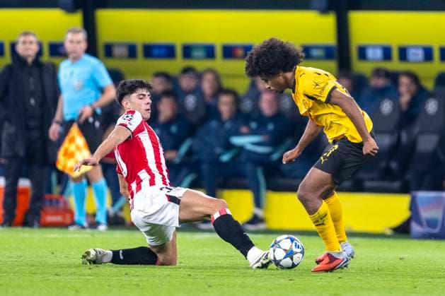 01 10 2025, Borussia Dortmund Athletik Bilbao, UEFA Champions League, Matchday 2 Bilbaos Alejandro Rego l and Karim Adeyemi Borussia Dortmund fight for the ball IMPORTANT NOTE In accordance with UEFA regulations, it is prohibited to use or have used photographs taken in the stadium and or of the match in the form of sequential images and or video-like photo series Copyright: xDavidxInderliedx