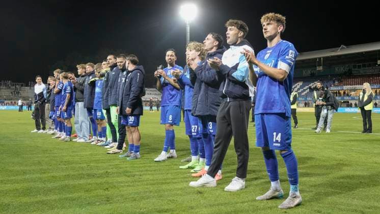01 10 2025, Hänsch Arena, Meppen, GER, Regionalliga Nord, Matchday 12 SV Meppen vs HSC Hannover, SVM players cheering in front of the fans after the 6 0 match, on the right is Thorben Deters SV Meppen 14 DFL REGULATIONS PROHIBIT ANY USE OF PHOTOGRAPHS AS IMAGE SEQUENCES AND OR QUASI VIDEO Meppen Lower Saxony Germany Hänsch Arena