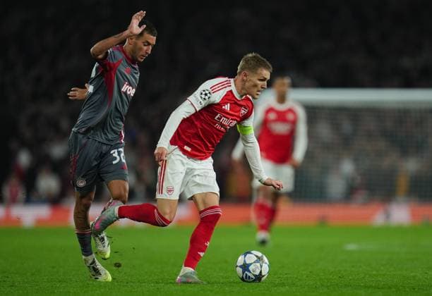 Santiago Hezze of Olympiakos and Martin odegaard of Arsenal Arsenal v Olympiakos, UEFA Champions League, Group Stage, Football, Emirates Stadium, London, UK - 01 Oct 2025London Emirates Stadium United Kingdom EDITORIAL USE ONLY No use with unauthorised audio, video, data, fixture lists, club league logos or live services. Online in-match use limited to 120 images, no video emulation. No use in betting, games or single club league player publications. Copyright: xJoexToth Shutterstockx 15504044al