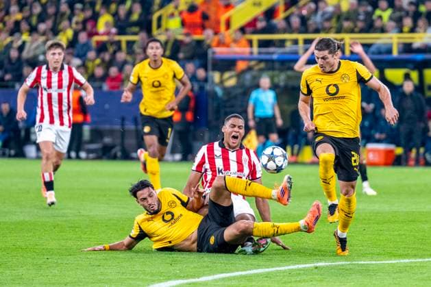 01 10 2025, Borussia Dortmund Athletik Bilbao, UEFA Champions League, Matchday 2 Ramy Bensebaini Borussia Dortmund l and Bilbaos Sannadi fight for the ball IMPORTANT NOTE In accordance with UEFA regulations, it is prohibited to use or have used photographs taken in the stadium and or of the match in the form of sequential images and or video-like photo series Copyright: xDavidxInderliedx
