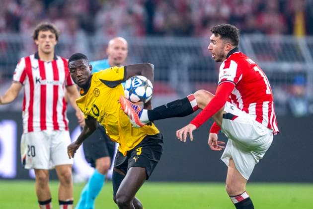 01 10 2025, Borussia Dortmund Athletik Bilbao, UEFA Champions League, Matchday 2 Serhou Guirassy Borussia Dortmund l and Bilbaos Aymeric Laporte fight for the ball IMPORTANT NOTE In accordance with UEFA regulations, it is prohibited to use or have used photographs taken in the stadium and or of the match in the form of sequential images and or video-like photo series Copyright: xDavidxInderliedx