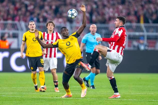 01 10 2025, Borussia Dortmund Athletik Bilbao, UEFA Champions League, Matchday 2 Serhou Guirassy Borussia Dortmund l and Bilbaos Aymeric Laporte fight for the ball IMPORTANT NOTE In accordance with UEFA regulations, it is prohibited to use or have used photographs taken in the stadium and or of the match in the form of sequential images and or video-like photo series Copyright: xDavidxInderliedx