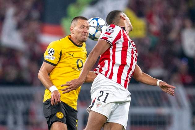01 10 2025, Borussia Dortmund Athletik Bilbao, UEFA Champions League, Matchday 2 Waldemar Anton Borussia Dortmund l and Bilbaos Sannadi fight for the ball IMPORTANT NOTE In accordance with UEFA regulations, it is prohibited to use or have used photographs taken in the stadium and or of the match in the form of sequential images and or video-like photo series Copyright: xDavidxInderliedx