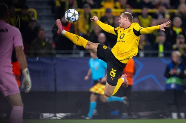 01 10 2025, UEFA Champions League, Matchday 2, Borussia Dortmund Athletic Club Bilbao, Julian Ryerson Borussia Dortmund receives the ball in the air, Dortmund Signal Iduna Park NRW Germany xRHR PHOTO DEx Copyright: DennisxEwert RHR-FOTOx RHR-FOTO DE