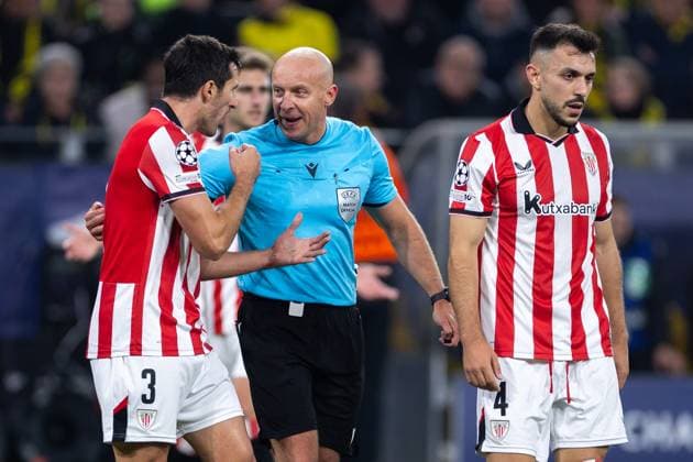 01 10 2025, UEFA Champions League, Matchday 2, Borussia Dortmund Athletic Club Bilbao, f l Dani Vivian Athletic Club Bilbao discusses with referee Szymon Marciniak POL , Dortmund Signal Iduna Park NRW Germany xRHR PHOTO DEx Copyright: DennisxEwert RHR-FOTOx RHR-FOTO DE
