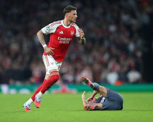 London, England, October 01 2025: Daniel Podence (56 Olympiacos) on the floor after being caught in the face by Ben White (4 Arsenal) during the UEFA Champions League game between Arsenal and Olympiacos at Emirates Stadium in London, England. (Photo by Jay Patel Sports Press Photo SPP) Copyright: xJayxPatel SportsxPressxPhoto SPPx Sportspressphoto_SPR35718