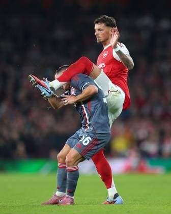 London, England, October 01 2025: Ben White (4 Arsenal) catches Daniel Podence (56 Olympiacos) in the face during the UEFA Champions League game between Arsenal and Olympiacos at Emirates Stadium in London, England. (Photo by Jay Patel Sports Press Photo SPP) Copyright: xJayxPatel SportsxPressxPhoto SPPx Sportspressphoto_SPR35719