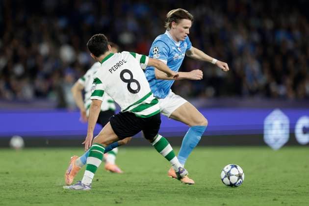 Champions League match SSC Napoli vs Sporting Clube de Portugal Napoli s Scottish midfielder Scott McTominay challenges for the ball with Sporting s Portuguese midfielder Pedro Goncalves during the Uefa champions league match between SSC Napoli vs Sporting Clube de Portugal at the Diego Armando Maradona Stadium in Naples on October 1, 2025. _BPH0461 Copyright: xAntonioxBalascox