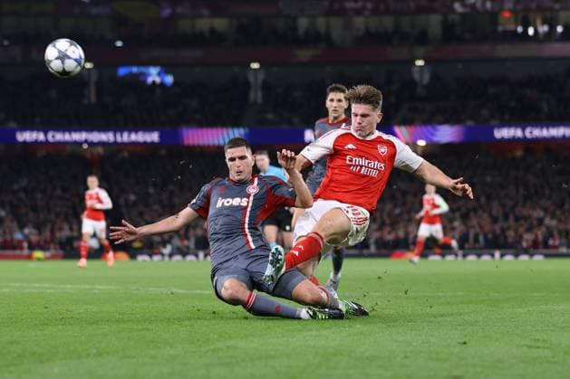 Arsenal gegen Olympiacos 01. Oktober 2025, London UEFA Champions League Arsenal gegen Olympiacos Lorenzo Pirola von Olympiacos und Viktor Gyokeres von Arsenal Foto Jacques Feeney Abseits London UK  Copyright: xJacquesxFeeneyx xOffsidexOffside