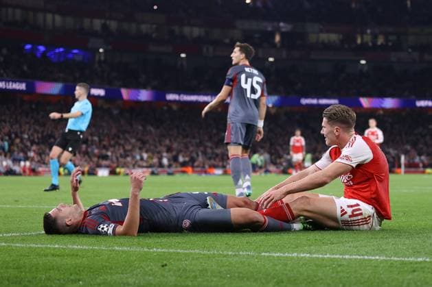 Arsenal gegen Olympiacos 01. Oktober 2025, London UEFA Champions League Arsenal gegen Olympiacos Lorenzo Pirola von Olympiacos und Viktor Gyokeres von Arsenal Foto Jacques Feeney Abseits London UK  Copyright: xJacquesxFeeneyx xOffsidexOffside