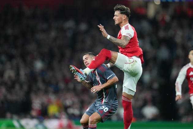 UEFA Champions League Arsenal v Olympiakos FC Ben White of Arsenal clashes with Daniel Podence of Olympiacos during the UEFA Champions League match Arsenal vs Olympiakos FC at Emirates Stadium, London, United Kingdom, 1st October 2025 (Photo by Harvey Murphy News Images) Copyright: xHarveyxMurphy NewsxImagesx