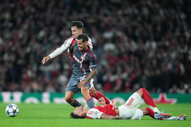 UEFA Champions League Arsenal v Olympiakos FC Martin Zubimendi of Arsenal and Chiquinho of Olympiacos battle whilst Ben White of Arsenal lays on the floor injured during the UEFA Champions League match Arsenal vs Olympiakos FC at Emirates Stadium, London, United Kingdom, 1st October 2025 (Photo by Harvey Murphy News Images) Copyright: xHarveyxMurphy NewsxImagesx