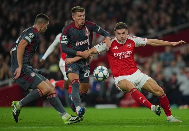 Costinha of Olympiakos and Viktor Gyökeres of Arsenal Arsenal v Olympiakos, UEFA Champions League, Group Stage, Football, Emirates Stadium, London, UK - 01 Oct 2025London Emirates Stadium United Kingdom EDITORIAL USE ONLY No use with unauthorised audio, video, data, fixture lists, club league logos or live services. Online in-match use limited to 120 images, no video emulation. No use in betting, games or single club league player publications. Copyright: xJoexToth Shutterstockx 15504044ap