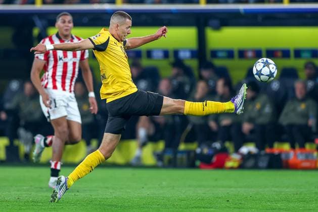 01 10 2025, Football, UEFA Champions League, Borussia Dortmund Athletic Club Bilbao, BVB Stadion, 2 Matchday, Season 2025 2026 Waldemar Anton BVB 03 streckt das Bein aus Regulations prohibit any use of photographs as image sequences and or quasi video Nordrhein Westfalen Germany