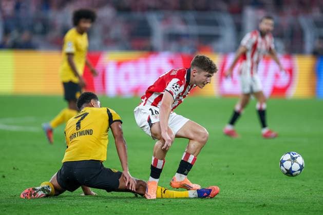 01 10 2025, Football, UEFA Champions League, Borussia Dortmund Athletic Club Bilbao, BVB Stadion, 2 Matchday, Season 2025 2026 Jobe Bellingham BVB 07 in duel against Mikel Jauregizar Bilbao 18 Regulations prohibit any use of photographs as image sequences and or quasi video Nordrhein Westfalen Germany
