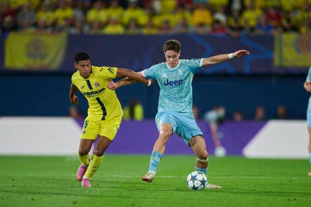 UEFA Champions League 2025 26 League Phase MD2 Alvaro Santiago Mourino Gonzalez of Villareal CF (L) and Kenan Yildiz of Juventus FC (R) seen in action during the UEFA Champions League 2025 26 League Phase MD2 match between Villareal CF and Juventus FC at Estadio de la Ceramica, (Villareal ) on September 30, 2025. Villareal Estadio de la Ceramica Castellon Spain Copyright: xVicentexVidalx