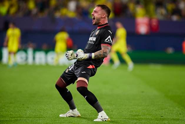Villarreal CF v Juventus - UEFA Champions League 2025 26 League Phase MD2 VILLARREAL, SPAIN - OCTOBER 01: Arnau Tenas Goalkeeper of Villarreal CF celebrates after scoring his team s first goal during the UEFA Champions League 2025 26 League Phase MD2 match between Villarreal CF and Juventus at Estadio de la Ceramica on October 01, 2025 in Villarreal, Spain. (Photo by Jose Torres Photo Players Images Magara Press) Villarreal Estadio de la Ceramica Spain Copyright: xJosexTorresx