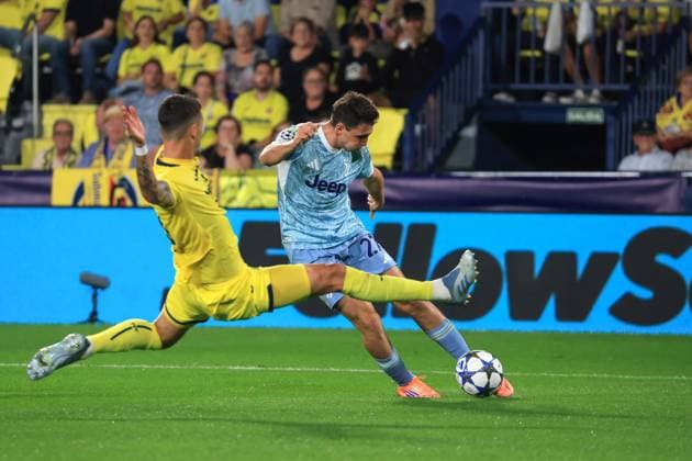 Spain - UEFA Champions League - Villarreal CF vs Juventus FC - 01 10 2025 SPAIN, VILLARREAL, OCTOBER 01. Andrea Cambiaso of Juventus kicks the ball under pressure from Rafa Marin of Villarreal during the UEFA Champions League football match between Villarreal CF and Juventus FC on October 01, 2025 at Estadio de la Ceramica in Villarreal, Spain. Photo by Manuel Blondeau AOP.Press Villarreal Estadio de la Ceramica Spain Copyright: x ManuelxBlondeau AOP.Pressx AOP20251001-0002