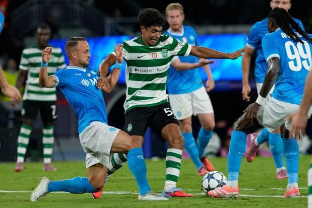 SSC Napoli v Sporting Lisbon - UEFA Champions League Joao Simoes of Sporting CP competes for the ball with Stanislav Lobotka of SSC Napoli during the UEFA Champions League match between SSC Napoli and Sporting CP at Stadio Diego Armando Maradona Naples Italy on 1 October 2025. Naples Naples Italy  Copyright: xFrancoxRomanox originalFilename:romano-sscnapol251001_npOjY.jpg
