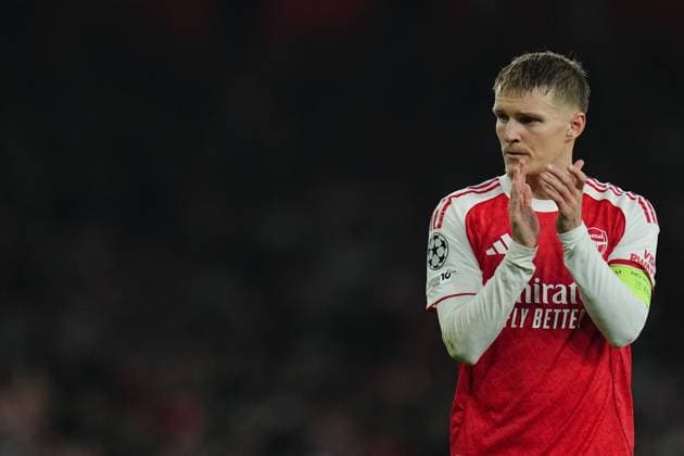 Martin odegaard of Arsenal applauds the fans at full-time. Arsenal v Olympiakos, UEFA Champions League, Group Stage, Football, Emirates Stadium, London, UK - 01 Oct 2025London Emirates Stadium United Kingdom EDITORIAL USE ONLY No use with unauthorised audio, video, data, fixture lists, club league logos or live services. Online in-match use limited to 120 images, no video emulation. No use in betting, games or single club league player publications. Copyright: xJoexToth Shutterstockx 15504044aw
