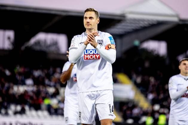 Soccer, Season 2025 2026, 3 Liga, Donaustadion Ulm, 9 Matchday, SSV Ulm 1846 Soccer 1 FC Schweinfurt 05, 01 10 2025 01 10 2025, Soccer, Season 2025 2026, 3 Liga, Donaustadion Ulm, 9 Matchday, SSV Ulm 1846 Soccer 1 FC Schweinfurt 05, Clapping before kick-off Crop Single Portrait, Portrait 14 Dennis Dressel SSV Ulm 1846 Soccer Photo Lucca Fundel Ulm Donaustadion Baden Württemberg Germany