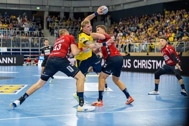 Edwin Aspenbäck 78 Rhein Neckar Löwen fights for the ball against Niclas Kirkelokke 5 SGFH and Marko Grgic 17 SGFH DHB Pokal 2025 26 2nd round Rhein Neckar Löwen vs SG Flensburg Handewitt at the SNP Dome in Heidelberg DHB Pokal 2025 26 2nd round Rhein Neckar Löwen vs SG Flensburg Handewitt 01 10 2025 Copyright: xMaxxMesterx