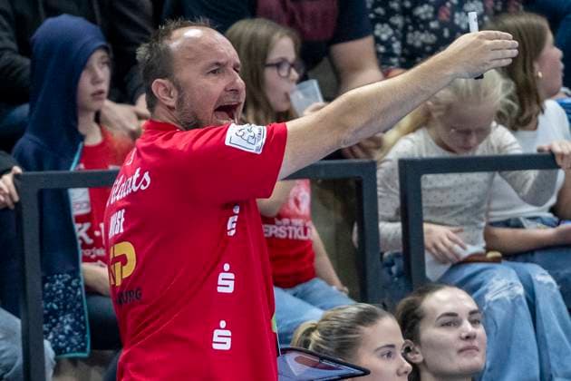 Handball Bundesliga Women, Season 2025 2026 SV Union Halle Neustadt vs VfL Oldenburg Halle, Germany 01 October 2025 In the picture goalkeeper coach Andreas Wiese Halle gestures, gestures, gestures, Halle Saale SWH Arena Sachsen Anhalt Germany
