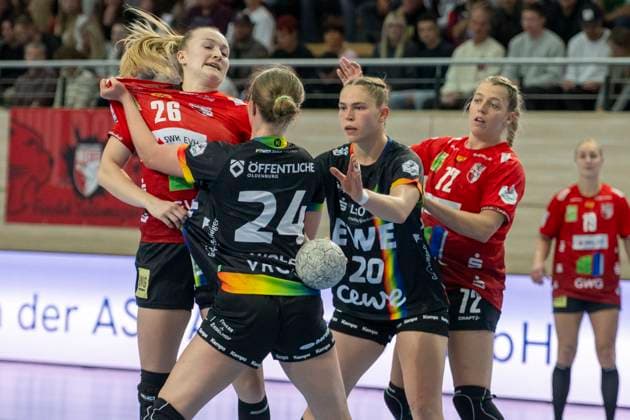 Handball Bundesliga Women, Season 2025 2026 SV Union Halle Neustadt vs VfL Oldenburg Halle, Germany 01 October 2025 In the picture from left in duel Cara Reuthal Halle , Laurentia Wolff Oldenburg , Lotta Röpcke Roepcke Oldenburg and Ilona Kieffer Halle Halle Saale SWH Arena Sachsen Anhalt Germany